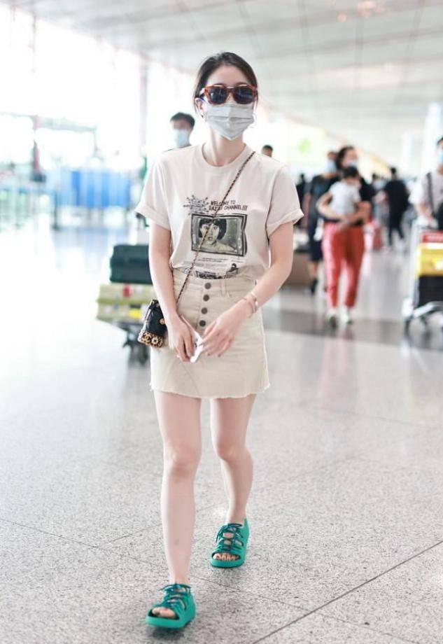 张雪迎 张雪迎：T恤的百搭风配牛仔裙或者短裤，显S型身材，时髦又减龄！