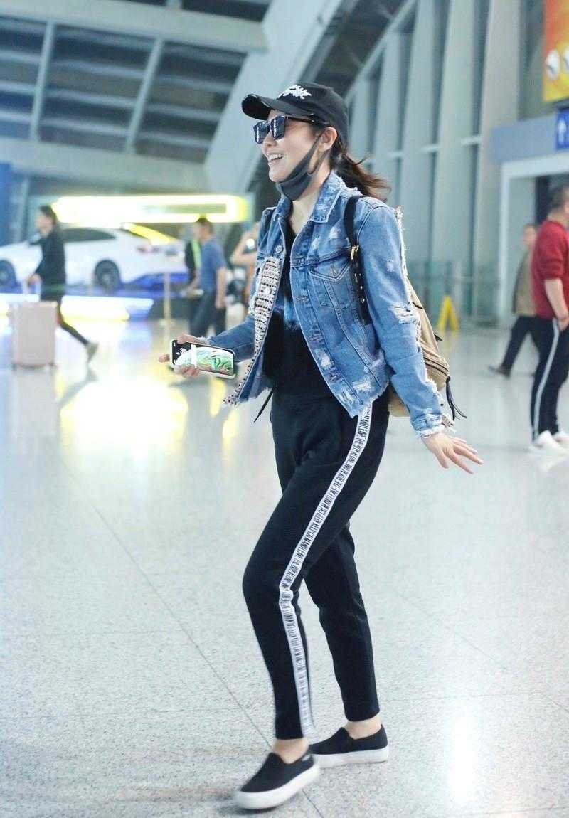 魅力 闫妮才是“逆生长”吧！牛仔外套配运动裤好年轻，素颜皮肤像少女
