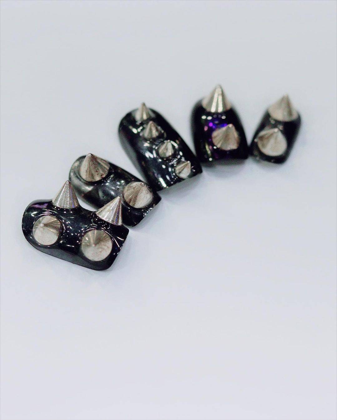 韩星|来看看韩星御用美甲师PARK EUN KYUNG为LISA设计的美甲