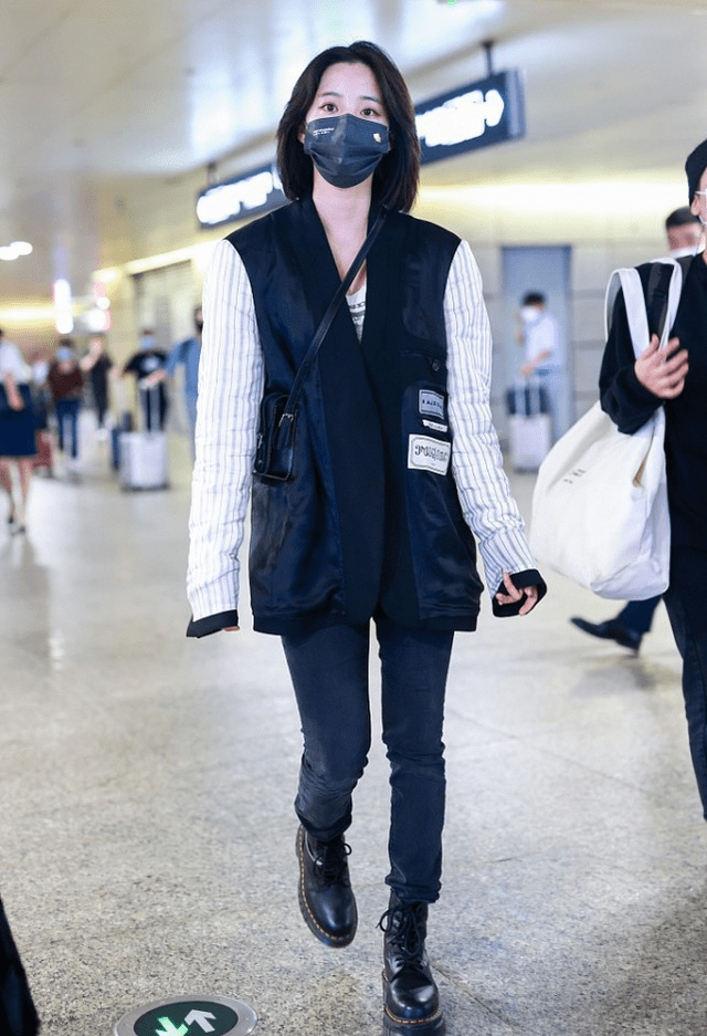 颜色 在林青霞身边长大的欧阳娜娜气质真好，休闲装有个性，低调淑女