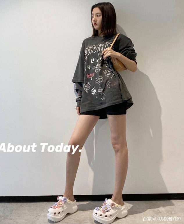 个性 宋祖儿这气质我服了，素颜穿“奶奶裙”走机场，把土味穿出时尚感