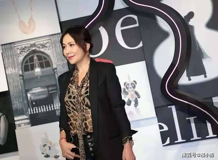 套装 “刘嘉玲”真厉害，穿豹纹衬衫混搭皮裤+黑丝袜，比年轻人还敢穿