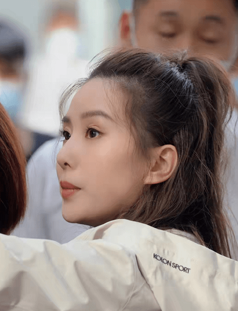 坐姿 刘诗诗人淡如菊是假象？穿运动装大爷坐姿放飞自我，好心情藏不住