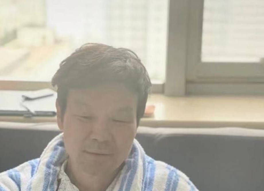 李彬|主持人李彬病重，形似老人在医院过中秋节，郭德纲曾跟着他混饭吃