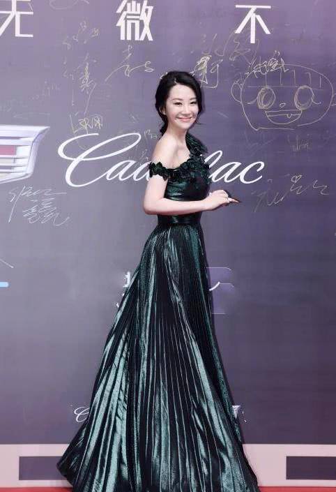 身材|“女神”老了!52岁许晴选择露肩长裙,身材线条难掩面部“痕迹”