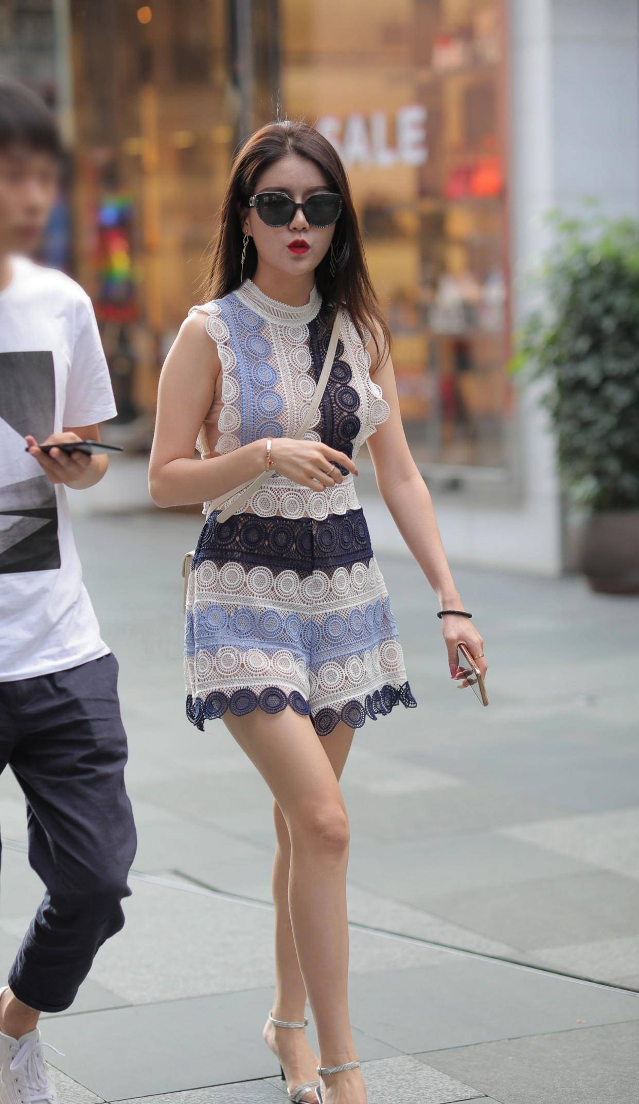 连体 会穿的女人才精致，连体短裤+一字带凉鞋，优雅大方又得体