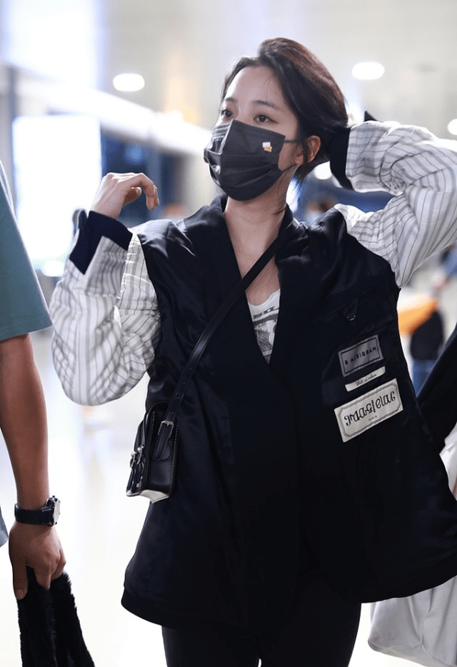 颜色 在林青霞身边长大的欧阳娜娜气质真好，休闲装有个性，低调淑女