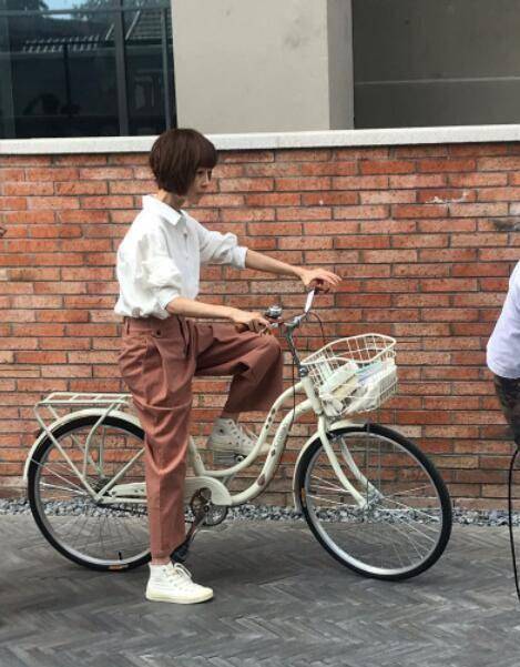 蛋挞 3大女主持同框!52岁杨澜穿连衣裙显优雅,鲁豫暴瘦惹人担心