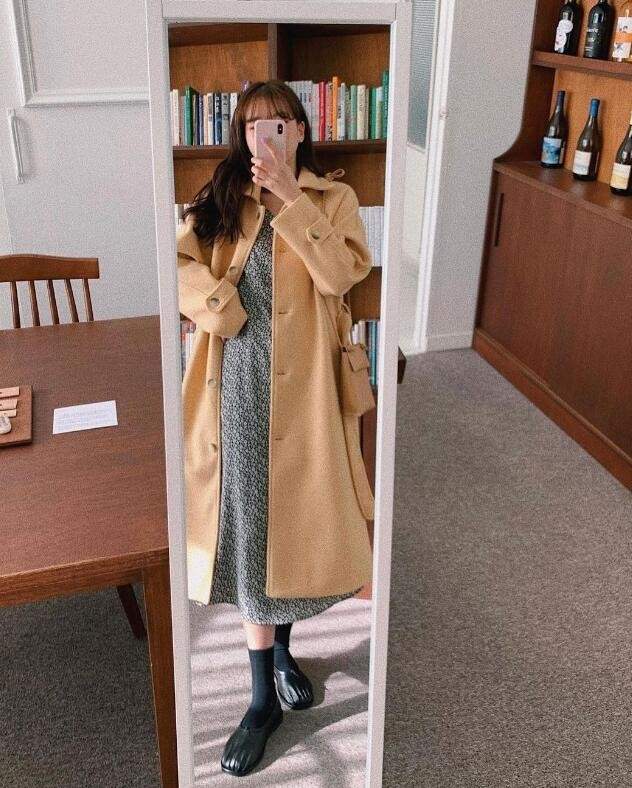 时尚走活力少女路线的ins博主 穿搭格外偏爱浅色和亮色系