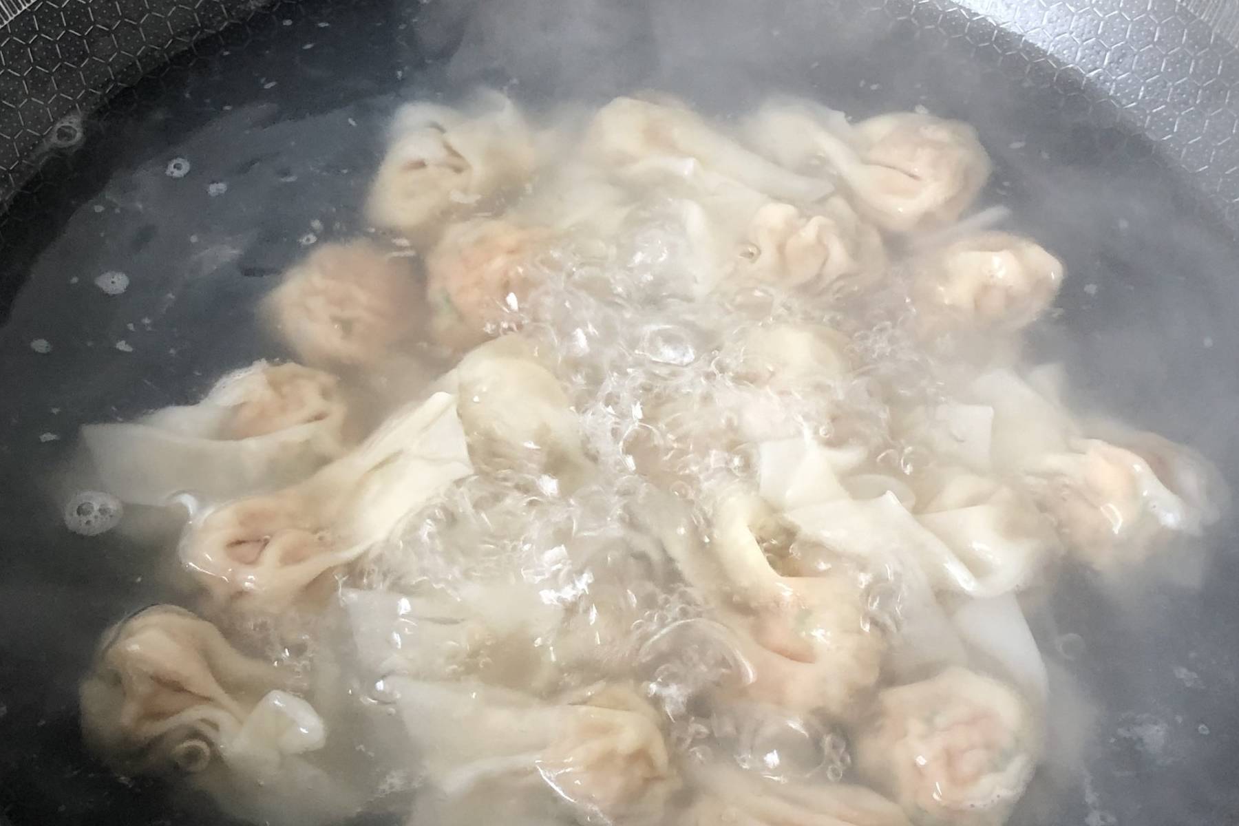 全家人|早餐,全家人迷上吃它,汤鲜味美,肉香四溢,这馅也是头回吃,香