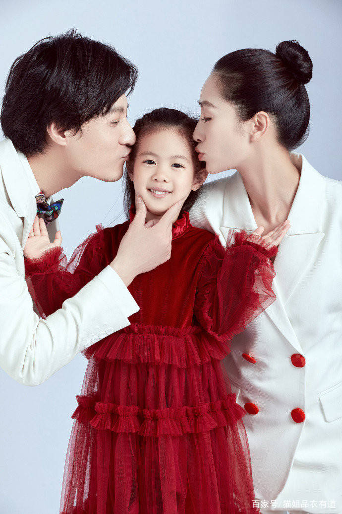 陶昕然 “安陵容”扮演者晒全家福，84斤穿西装仍有气场，女儿模样像爸