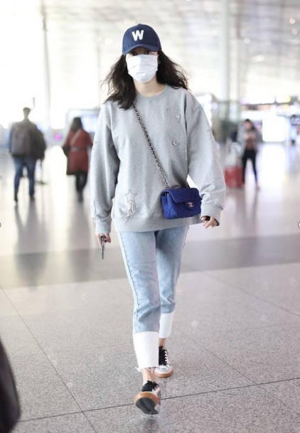 韵味儿 宋佳没有明星包袱，穿搭低调素颜就敢走机场，40岁的样子很真实