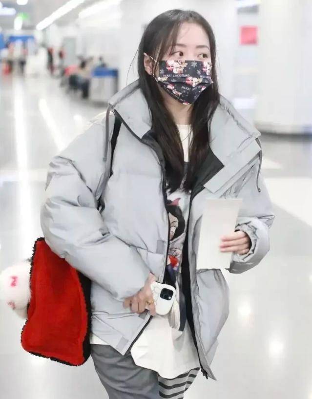 显得 36岁张靓颖素颜走机场,穿银灰色外套好显嫩,发量却暴露真实年龄