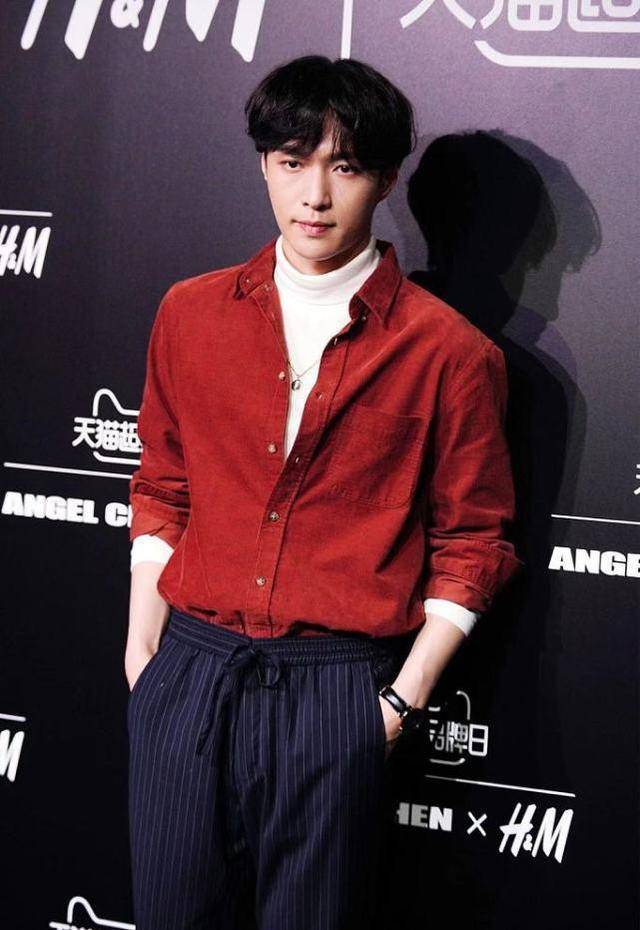 面料 张艺兴越来越有男人味了，蓝色衬衫配白裤清新潇洒，身材挺瘦的