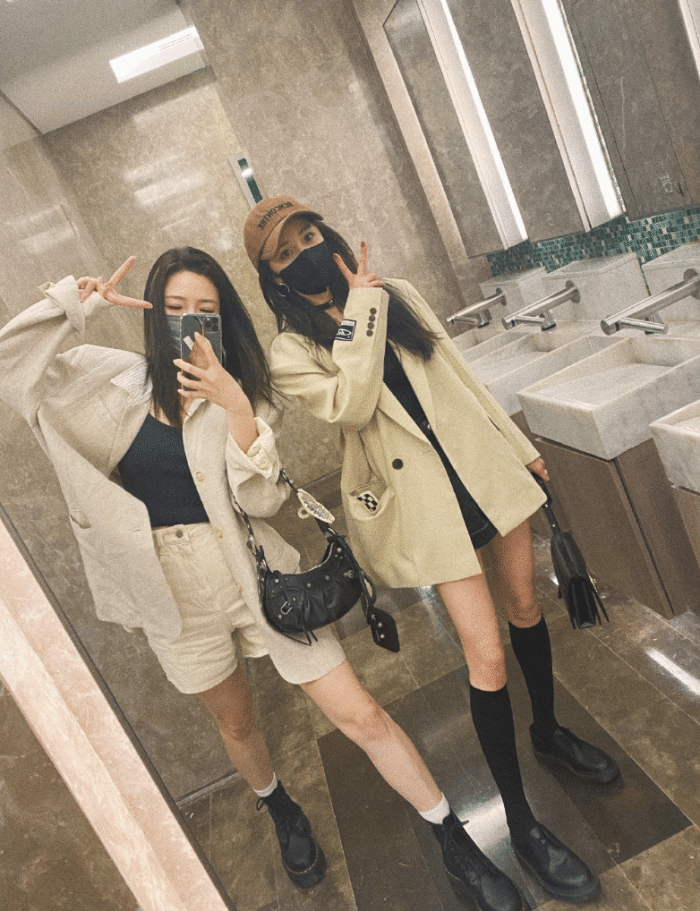 因为|杨幂三里屯逛街再被偶遇，露小蛮腰秀长腿，配合拍照毫无明星架子