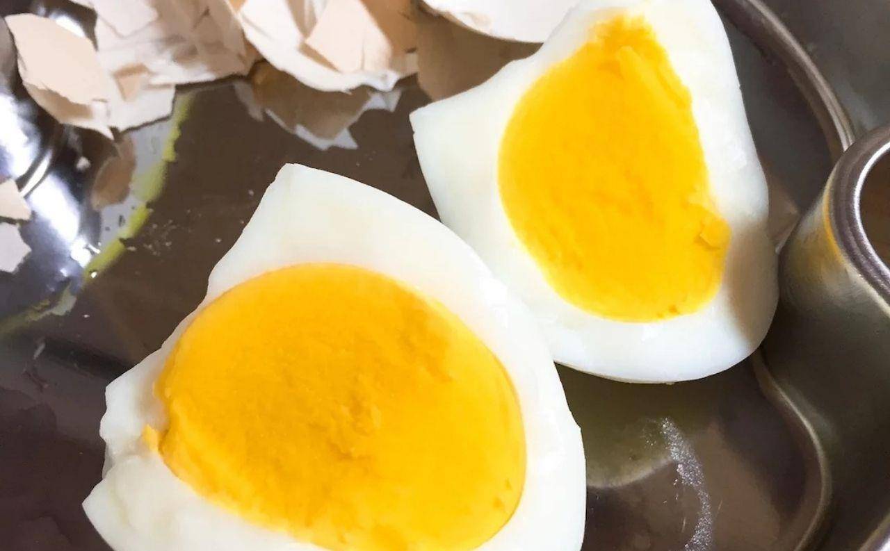 因为|3张纸巾3勺水，教你用电饭锅煮鸡蛋，蛋白滑嫩，蛋黄不发黑，香