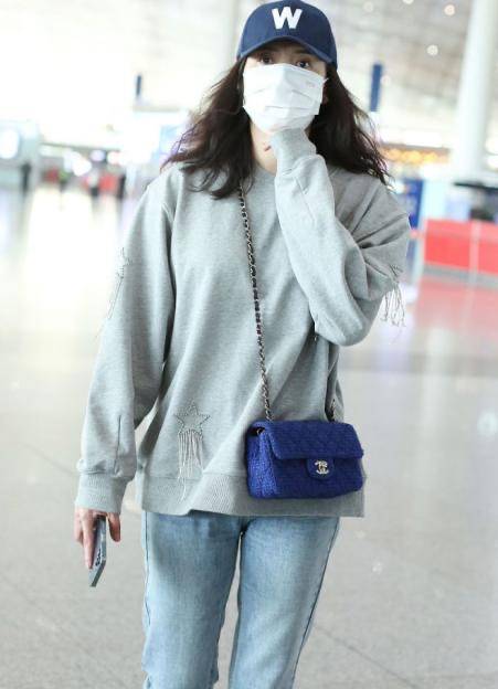 宋佳挺 宋佳挺有自信，穿搭低调素颜走机场，有了“阿姨”味道气质却高级