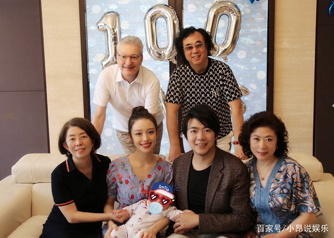 郎朗官 产后就不秀身材了？吉娜宽松外套挡腰线，紧身牛仔裤暴露真实身材