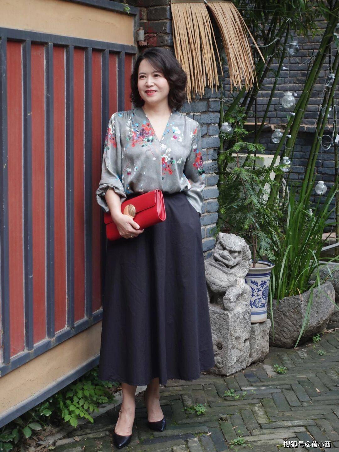 黑色 这才是50岁普通女性的穿衣典范，优雅高级显气质，岁月从不败美人