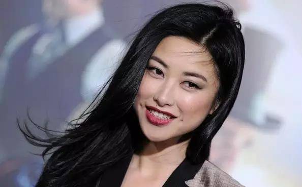 服装 怀孕的朱珠仍时髦,挺孕肚拍时尚大片女人味十足,双腿纤细真难得