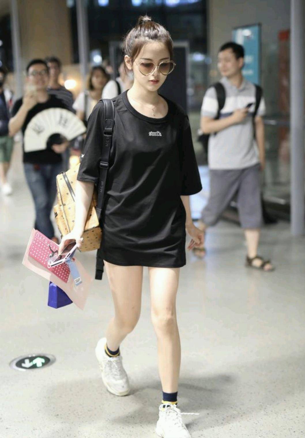 黑色 杨超越晒机杨照，满脸胶原蛋白，穿普通的连帽卫衣也难掩少女气质