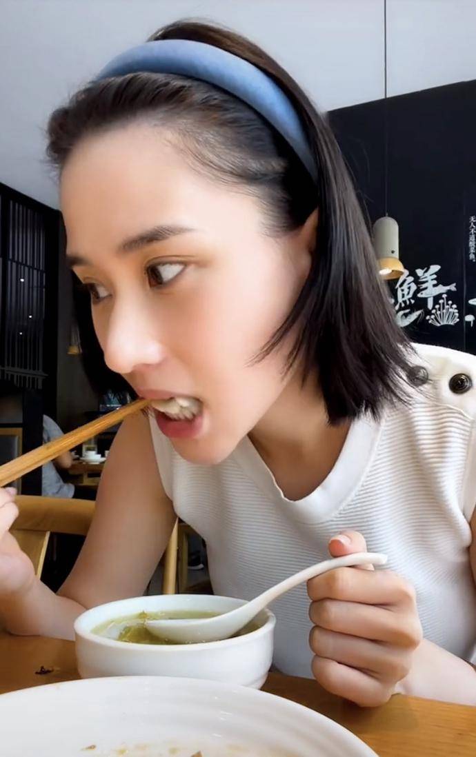 带着 何超莲与男友甜蜜约会,纯素颜怼脸拍,窦骁为其夹菜端汤太贴心