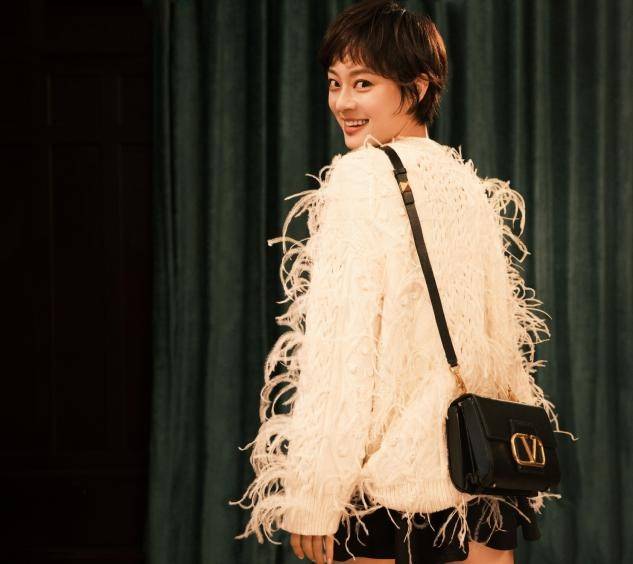 貂有 孙俪逛街被偶遇，三十多度穿貂有勇气，不愧是养生达人