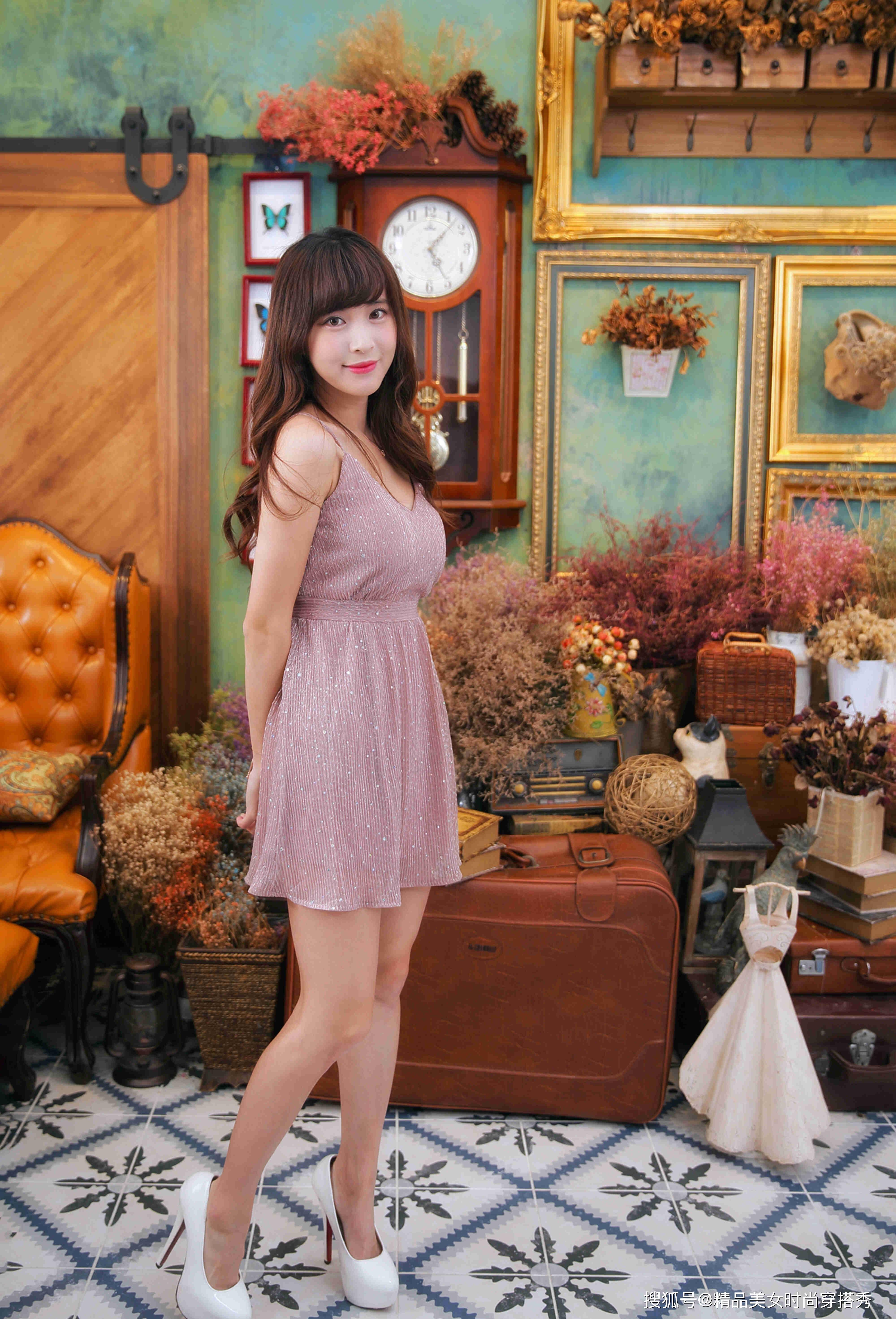 风琴 小情侣约会穿搭，暗紫色吊带裙，甜美又优雅范十足