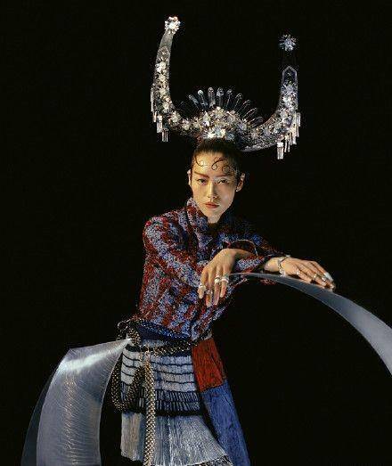 设计 意大利品牌跨界苗族设计，刘雯化身苗寨少女，国潮燃起来不得了