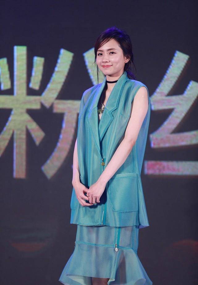 Polo 刘惜君的长相真占便宜，感觉还挺文静的，穿得这么亮也不俗气