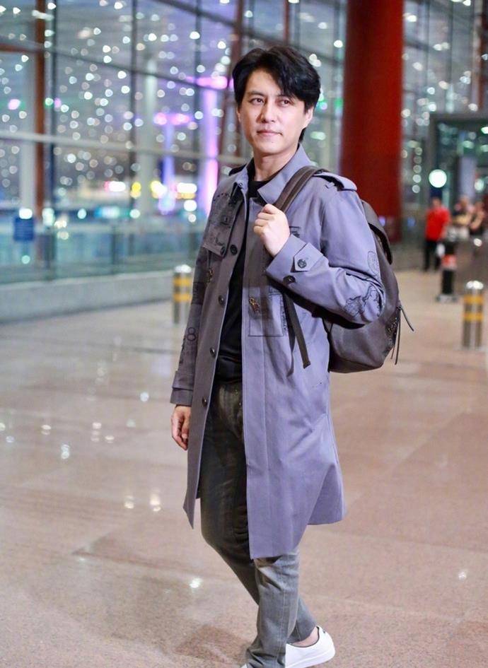 蓝色 老干部靳东认真过冬！棉服牛仔裤保暖有型，戴个眼镜更具高知气质