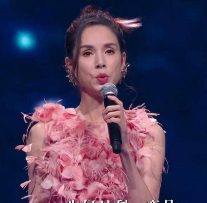 黑色 大湾区晚会群星造型：王菲穿白裙如仙女下凡，赵丽颖素色裙显身材