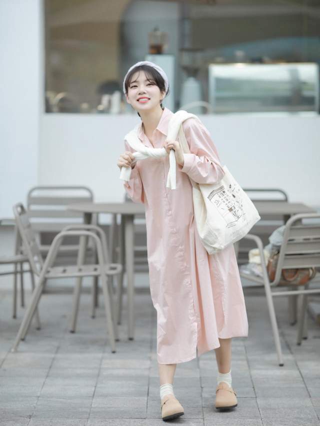 毛衣 小个子女生秋天怎么穿？咖啡色毛衣+深色牛仔裤，上身复古又时髦