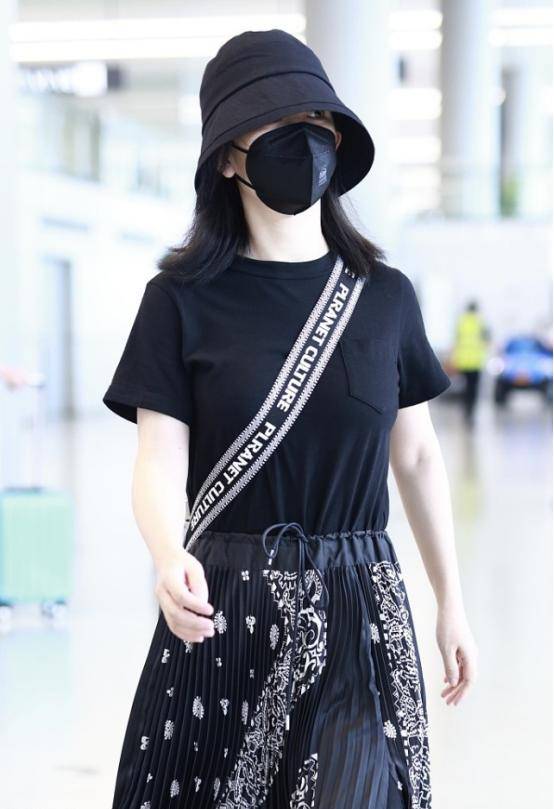 黑色 40岁的谢娜很会往年轻了穿，休闲装也有灵气，裙子展现女人味