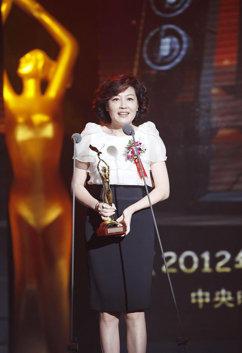 形象 哈文和女儿的状态真不错，一个染红发潇洒大气，一个似时尚博主