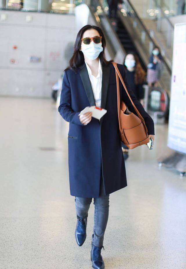 大包 梅婷戴墨镜气势好强，穿直筒大衣背大包，赶路的样子都带着名媛感
