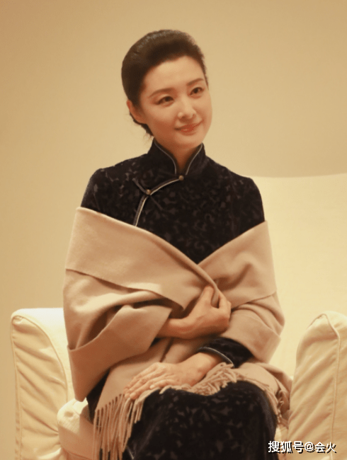 状态央视主持周涛罕化浓妆！穿红礼裙脚踩运动鞋，烈日下叉腰站立满头汗