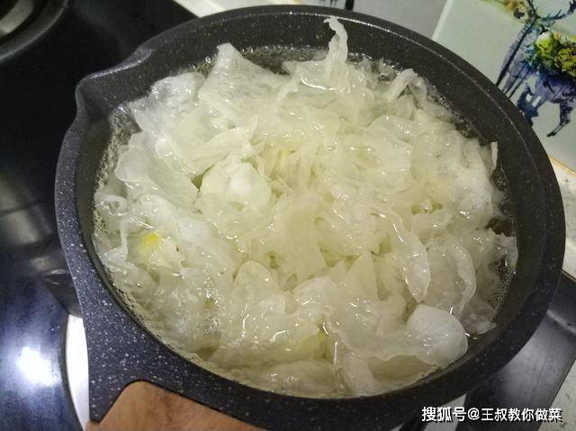 银耳怎么熬出胶且不脆 3cf163cd338f4a8eaab4e1d2430c2f9a.jpeg