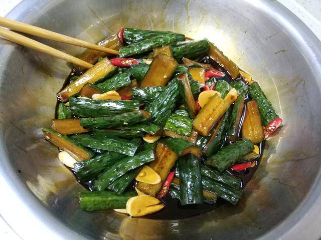 怎样腌酸辣黄瓜又脆又好吃 3fe8200f0ce44d03abcc5912e91521ee.jpeg