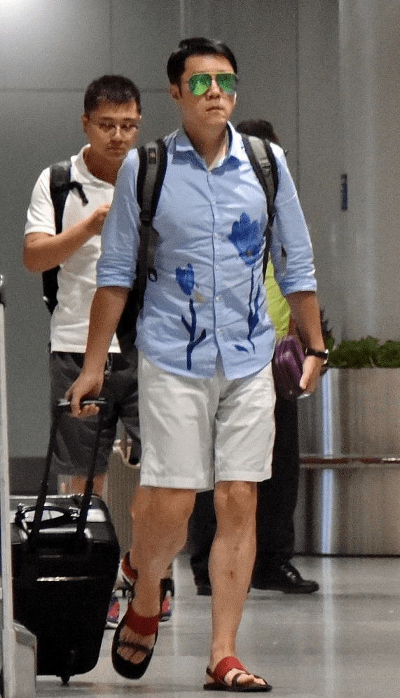 年轻人 蔡国庆年过半百还不服输，穿花衬衫比年轻人还潮，配色也是一绝