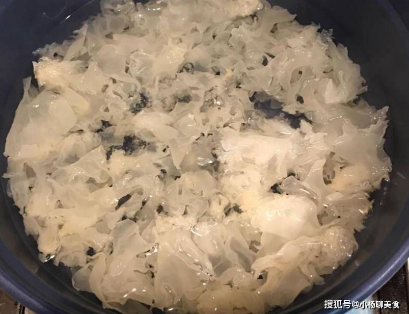 美食银耳泡发用热水还是冷水？10人9做错，难怪银耳不出胶质还不黏稠