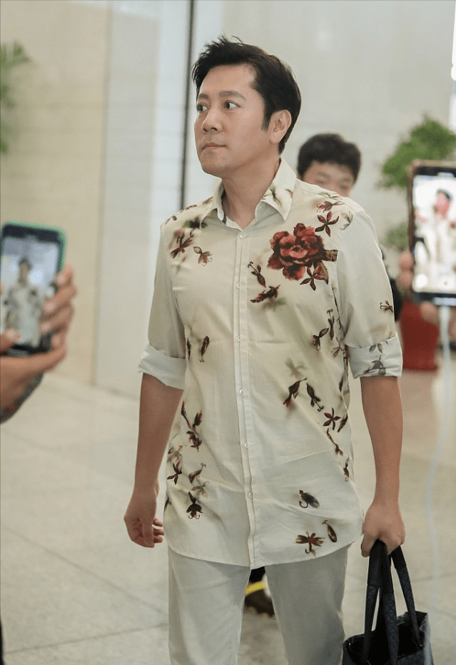 年轻人 蔡国庆年过半百还不服输，穿花衬衫比年轻人还潮，配色也是一绝
