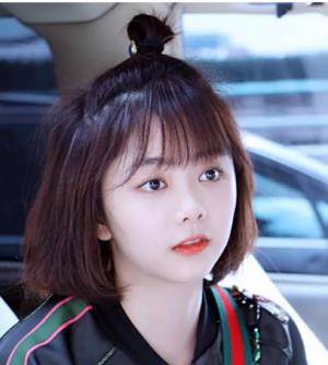 棕色 清新有活力的半扎发,半扎起的丸子头清爽干净,十分的甜美迷人