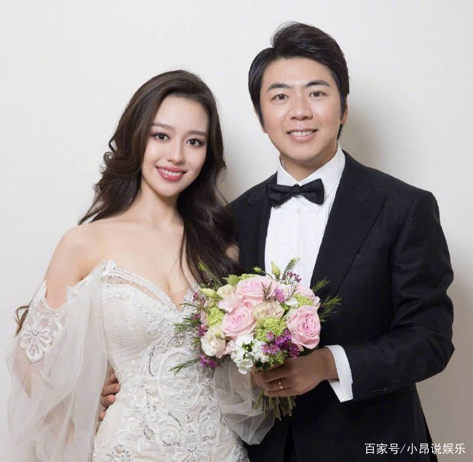 郎朗官 产后就不秀身材了？吉娜宽松外套挡腰线，紧身牛仔裤暴露真实身材