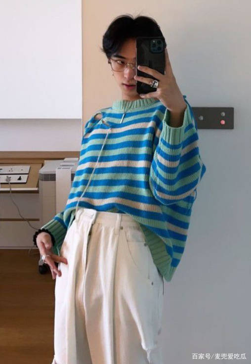 好身材 伊能静儿子晒自拍美照？自曝想变成女孩，穿紧身T恤大秀好身材