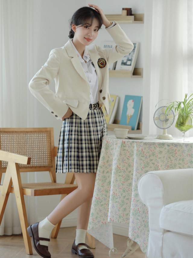 毛衣 小个子女生秋天怎么穿?咖啡色毛衣+深色牛仔裤,上身复古又时髦