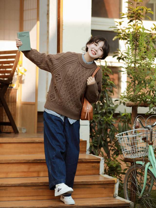 毛衣 小个子女生秋天怎么穿？咖啡色毛衣+深色牛仔裤，上身复古又时髦