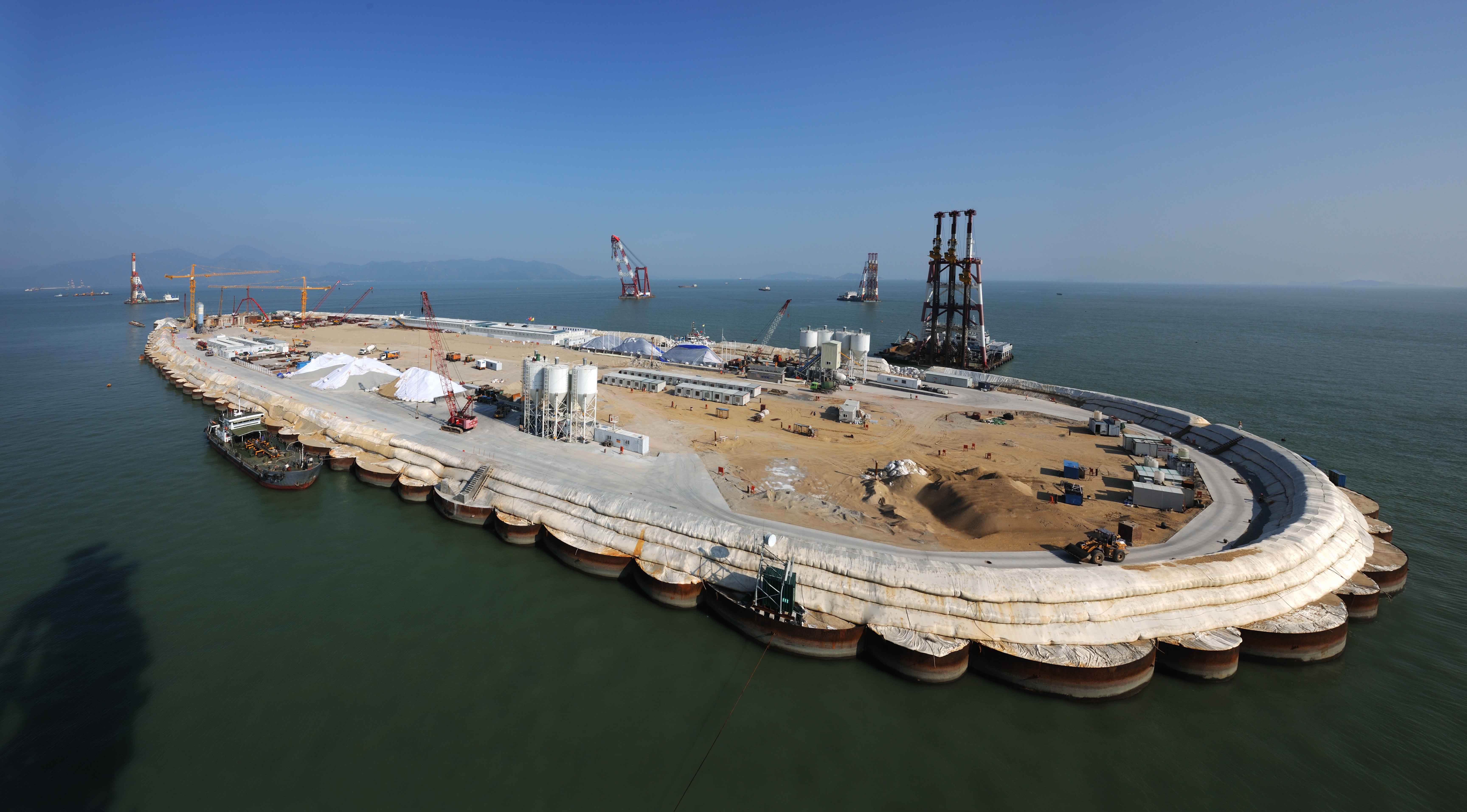 原创为什么港珠澳大桥是弯的直线不是更省钱吗真佩服设计师的智慧