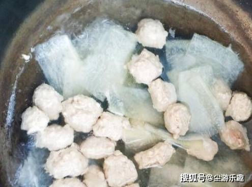 因为|闺蜜坐月子请乡下嫂子来帮忙，走前给她1万元，打开冰箱时傻眼了