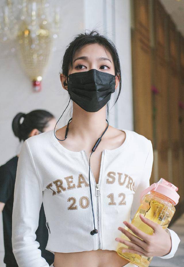 成功 曾可妮真懂打扮，穿露脐装大方秀蛮腰，却被手上的大水杯抢镜